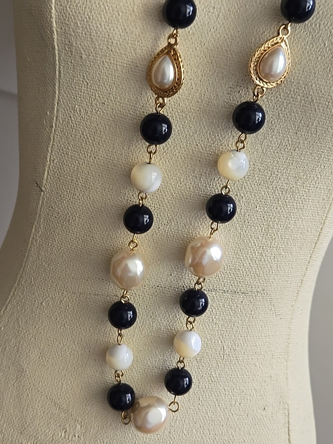 Vtg Liz Claiborne Goldtone Faux Pearl White Black Bead Necklace Earrings Post
