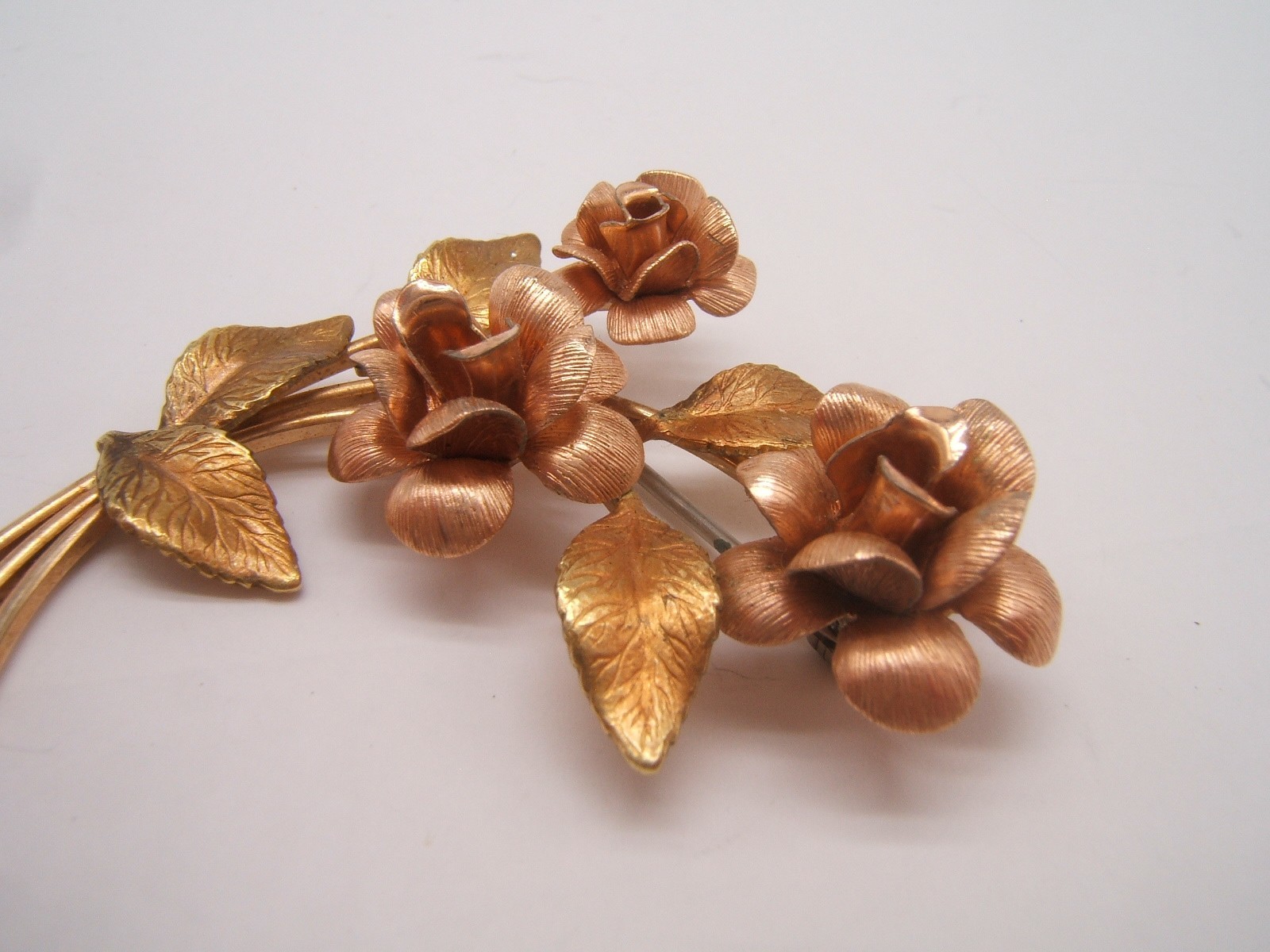 VTG KREMENTZ GOLD TONE PIN 3 FLOWERS & LEAVES