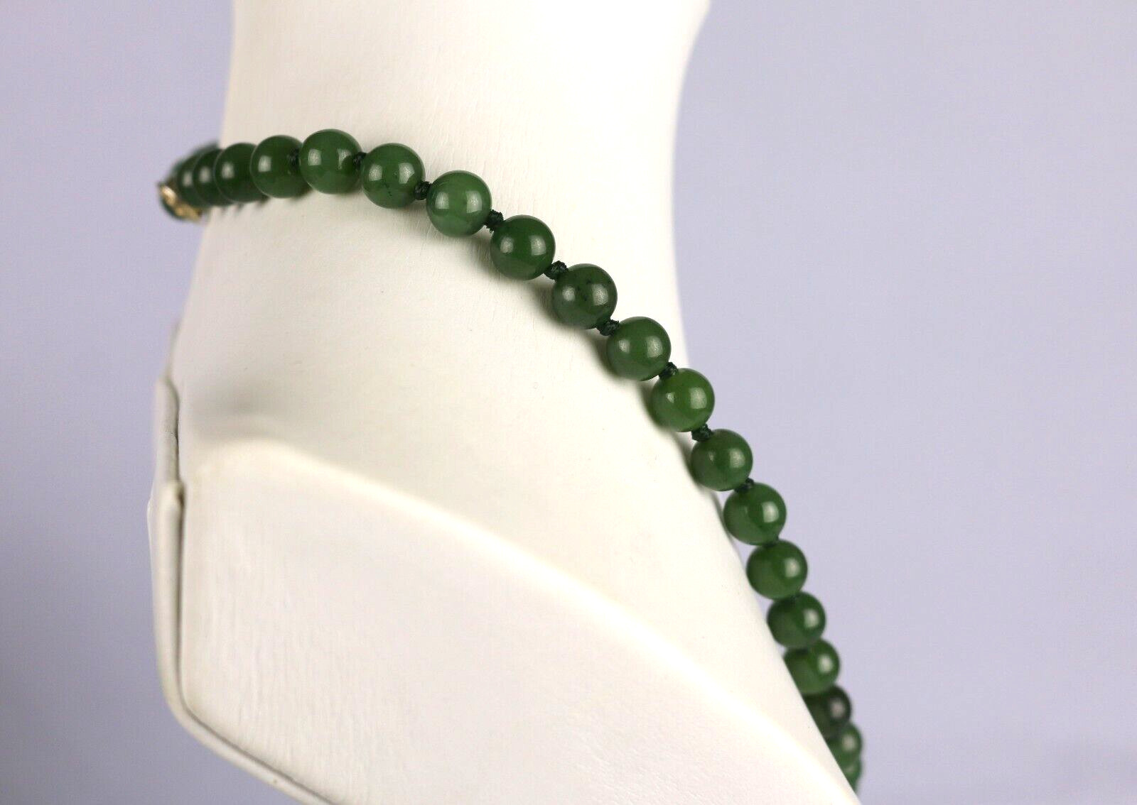LOVELY VINTAGE SILVER CLASP 8MM GREEN JADE BEAD NECKLACE 17.5″ LONG