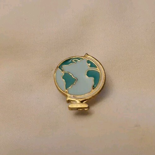 Gold Tone Globe Collectible Pin Hat Lapel Souvenir Excellent Condition Rare