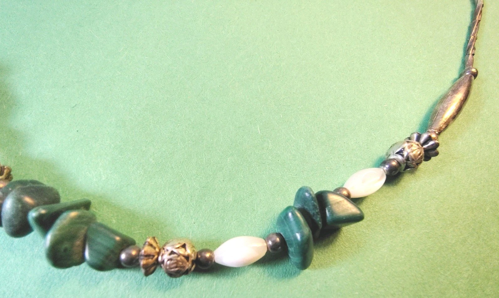 Vintage MALACHITE & MOTHER OF PEARL STONES Beaded Choker Necklace in Silver Tone