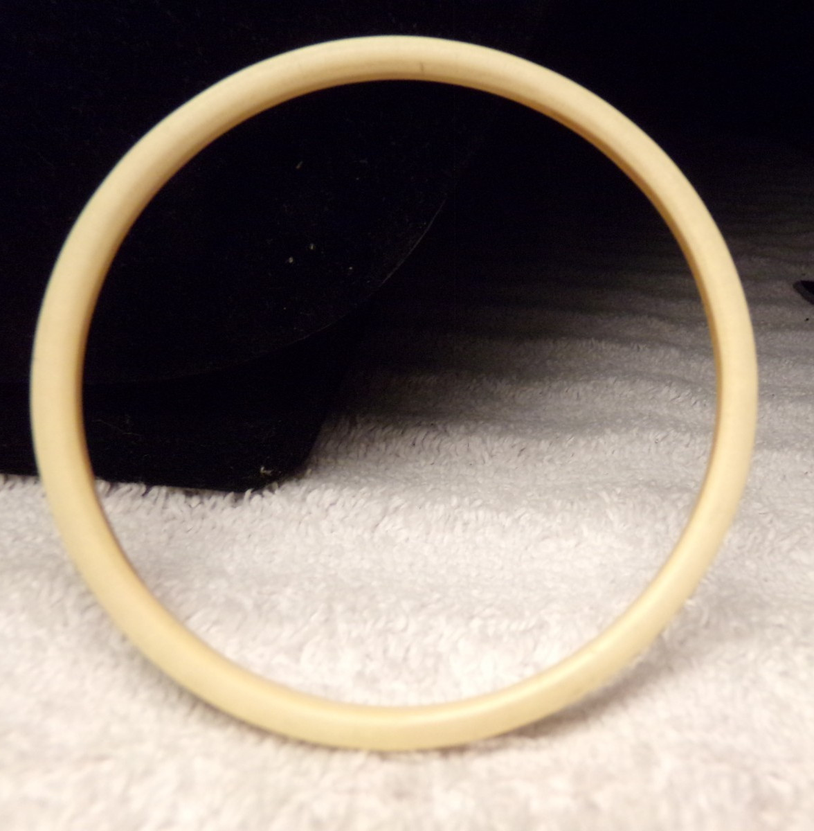 ANTIQUE 1920’S ACRYLIC CREME LUCITE NARROW THIN CRYSTAL SOLID BANGLE BRACELET