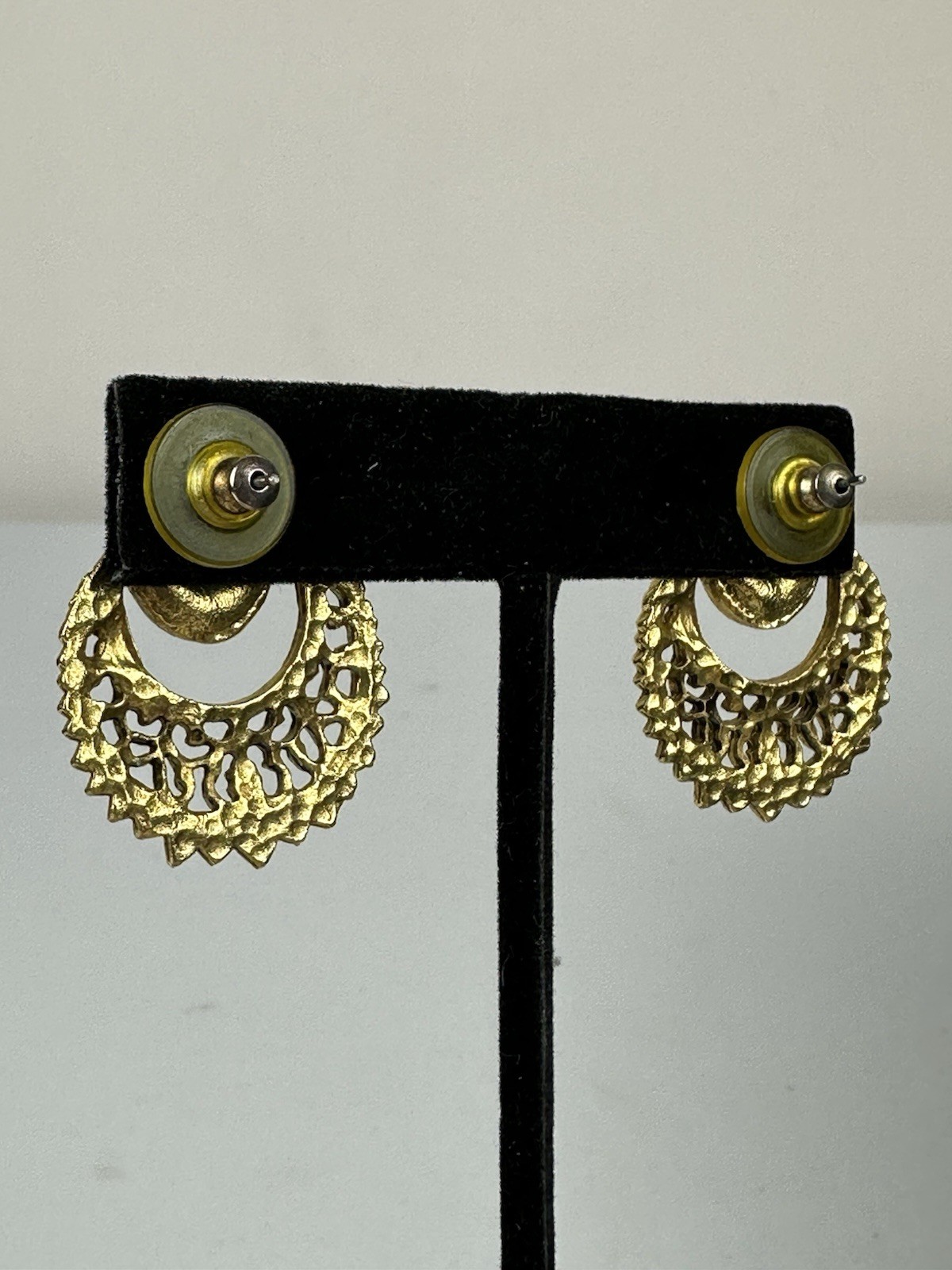 Vintage Cameo Dangle Earrings Gold Tone Filigree Victorian Style Orange Cream