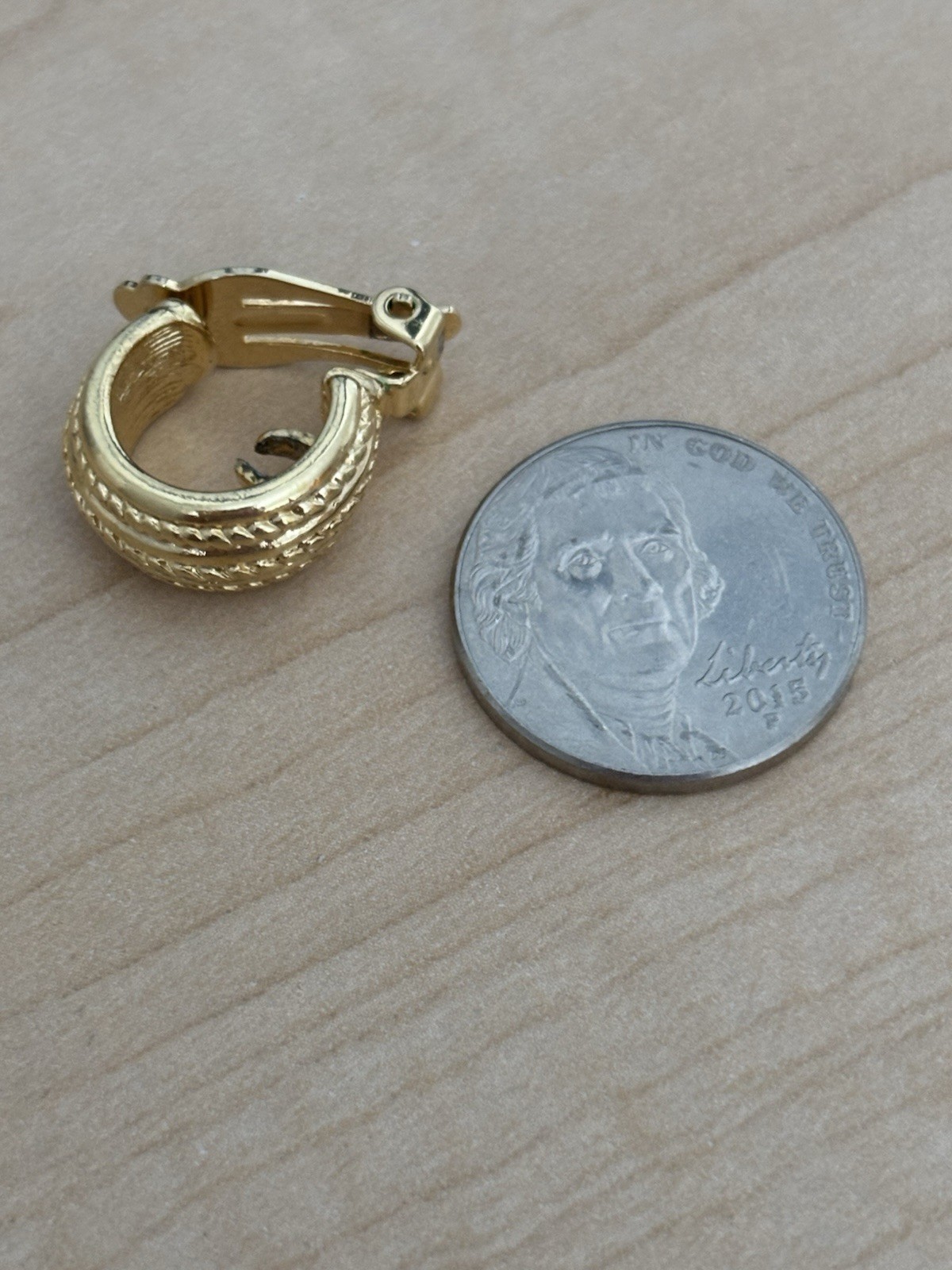 Vintage Gold Tone Hoop Earrings/ Measure About 1 In/ Very Good Used Condition