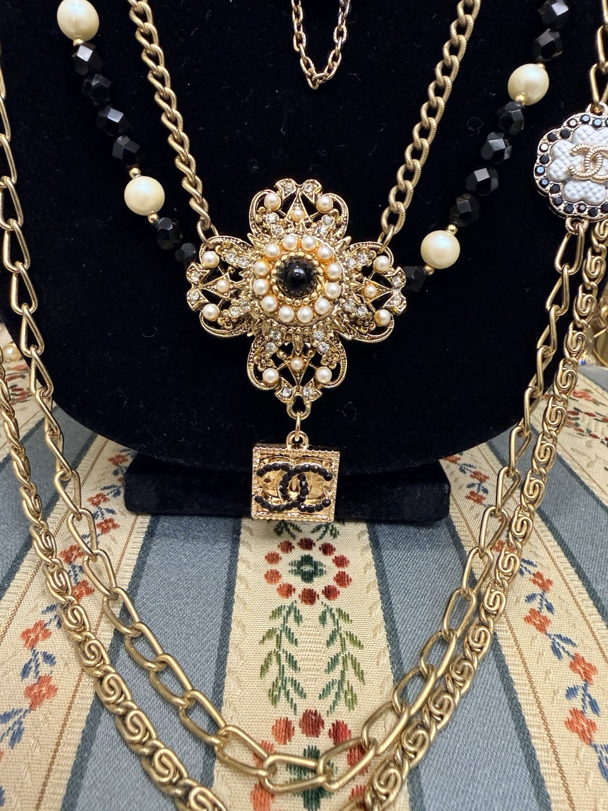 „Midnight Paris – Layered Black & Gold Vintage Statement Set”