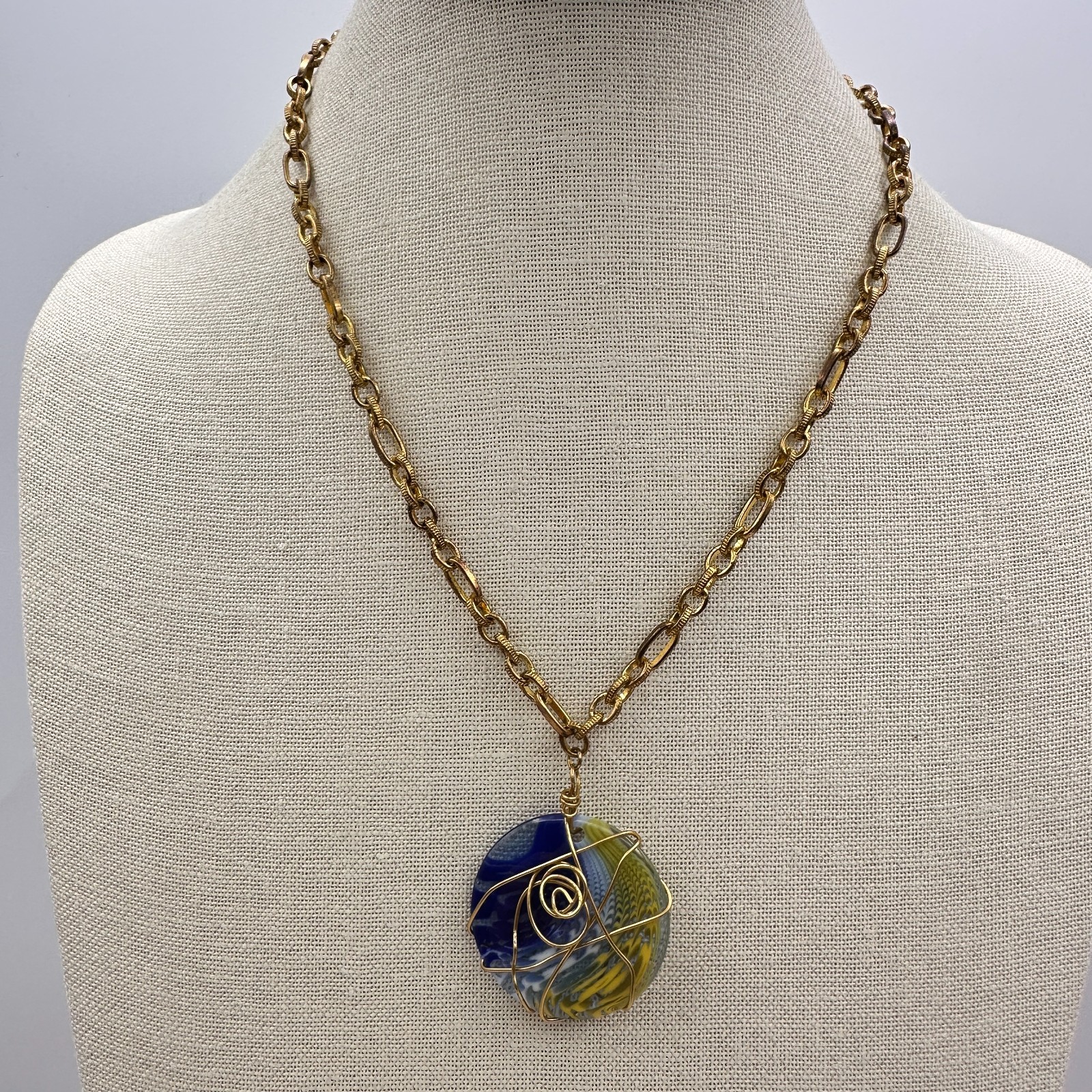 Vintage 90s Gold Tone Wire Wrapped Resin Pendant Necklace Women’s Jewelry