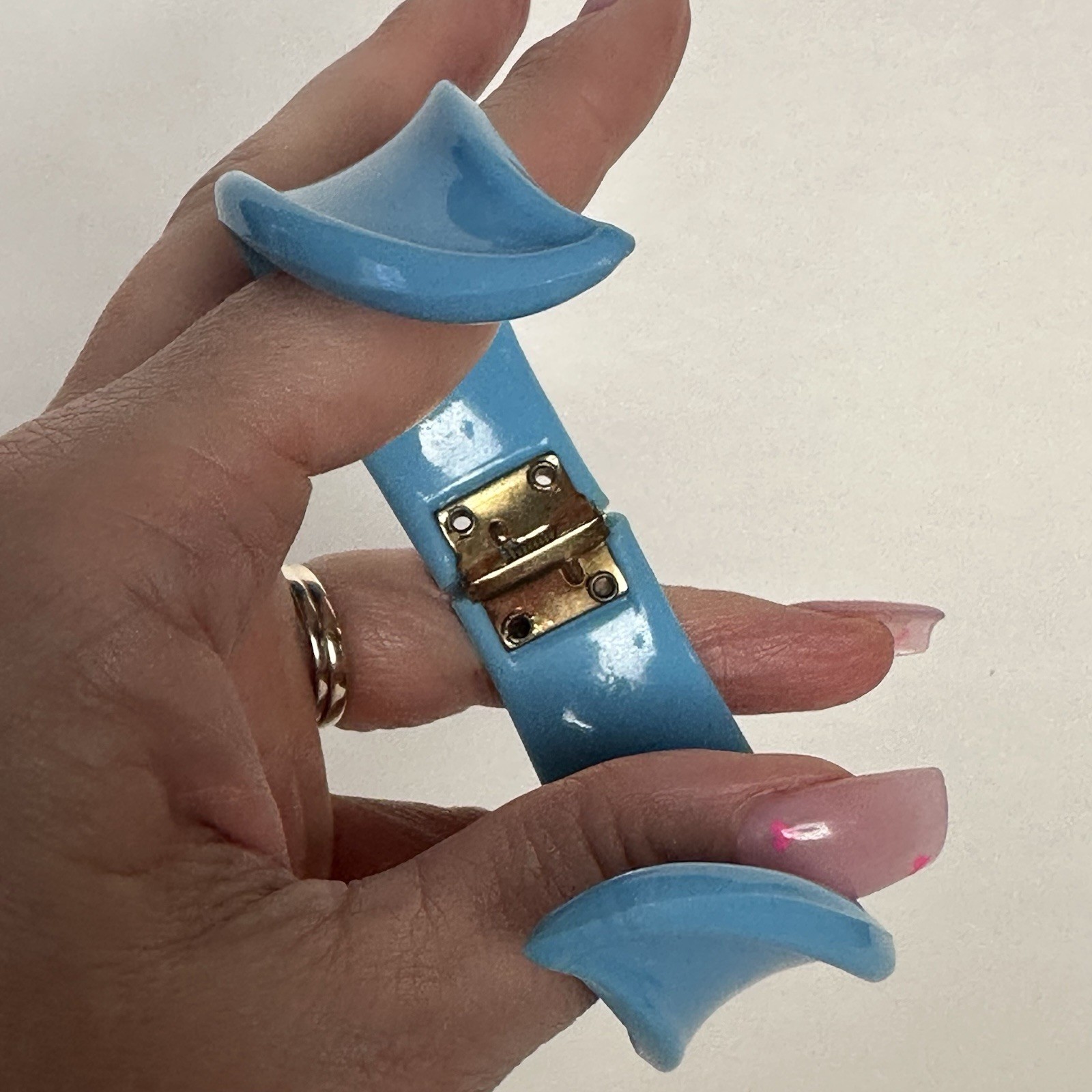 VTG Retro 60s 70s 80s Baby Blue Swirled Plastic Hinged Clamper Bracelet Bangle