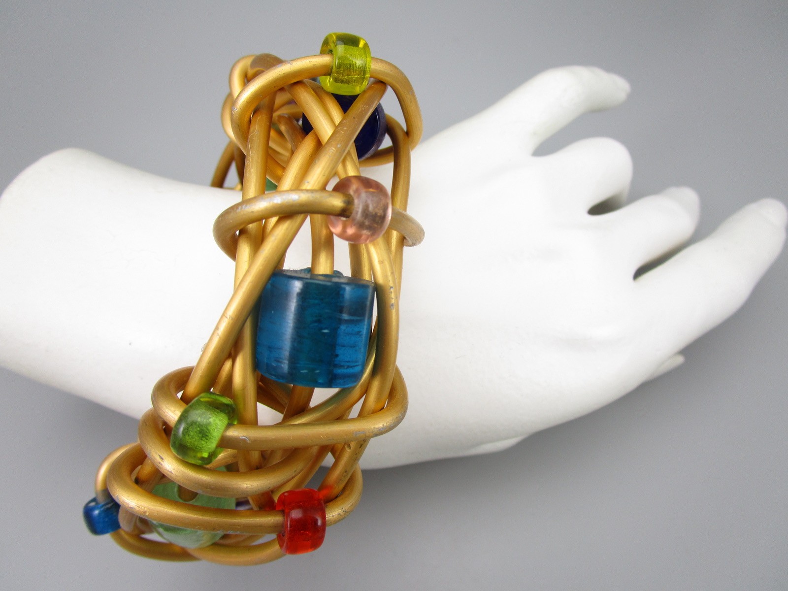 COLORFUL VINTAGE JILL FAGIN ANODIZED ALUMINUM GLASS BEAD BANGLE BRACELET