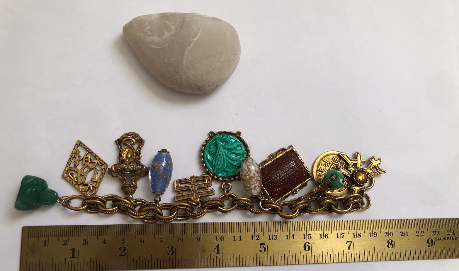 VTG Gold Tone Bracelet W/ Charms, Asian Theme To It.Beautiful And Colourful