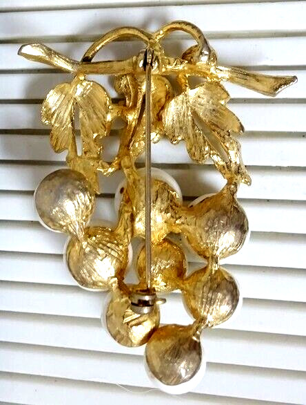 Chubby Vintage Bunch of White Thermoset Berries / Grapes Brooch Pin