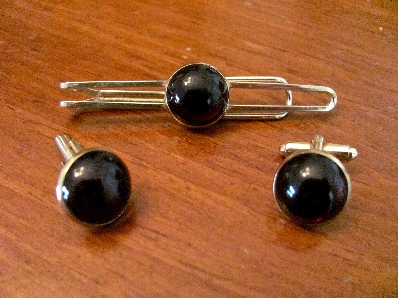 VINTAGE RUBY RED GLASS CABOCHANS MEN’S TIE CLIP & MATCHING CUFF LINKS SET EXC