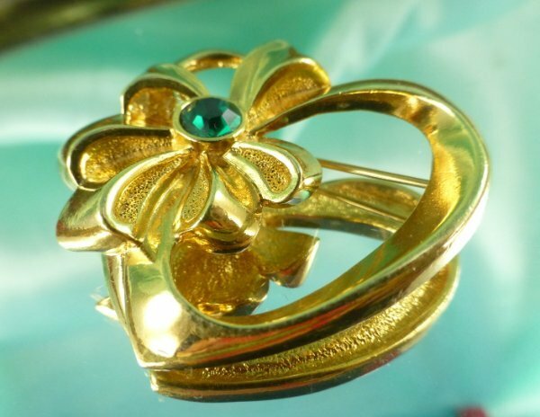 AVON Birthstone Heart Pin Brooch Bow Emerald Green Stone MAY