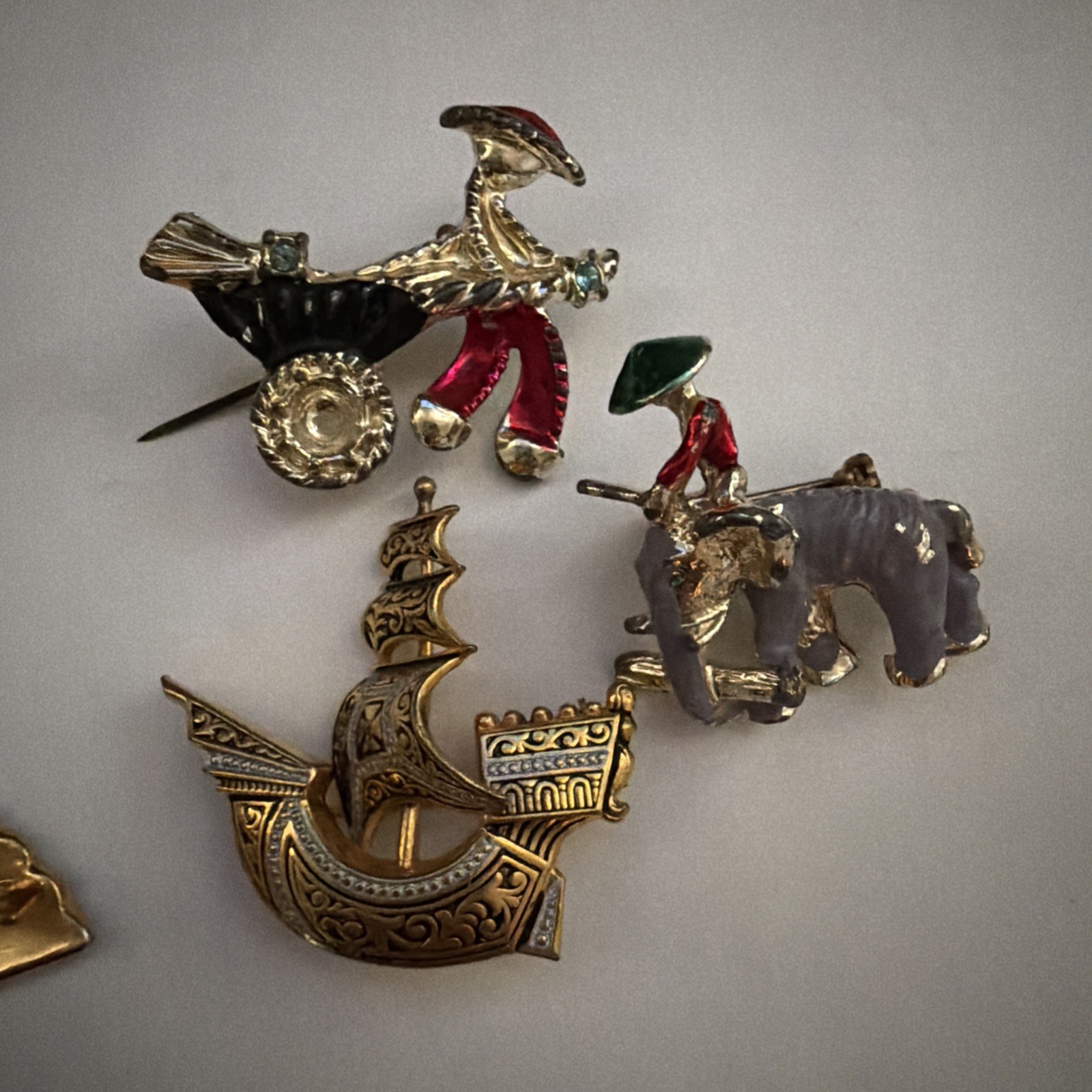 vtg pin lot of 25 collectible rare hard to find horseshoe souvenir Disney apple