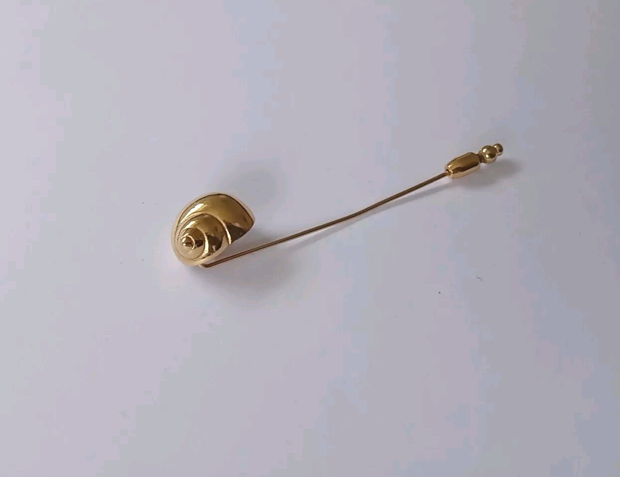 Vintage Crown Trifari Classic Figural Stick Pin, Sculptural Golden Sea Shell 3″