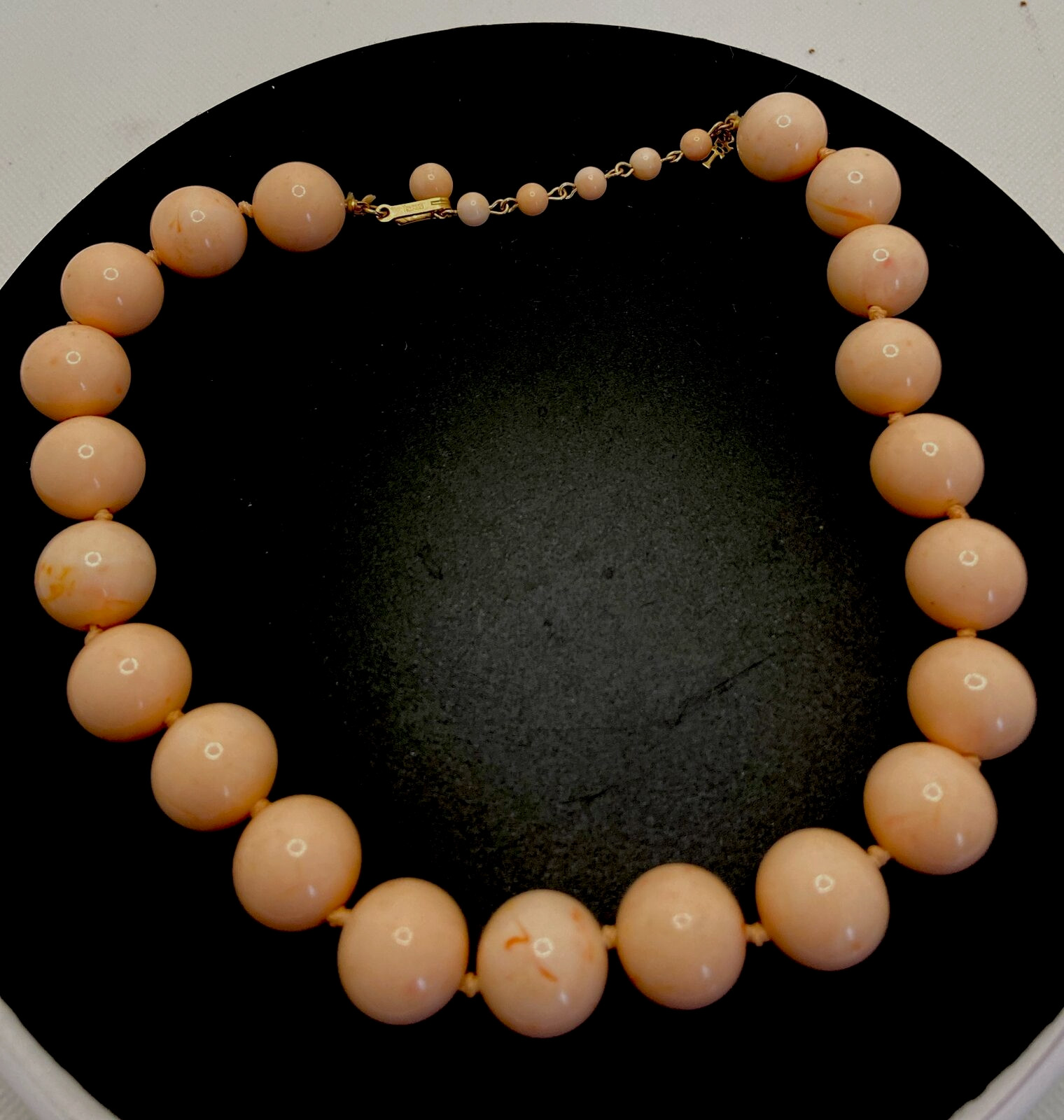 Vintage Trifari light pink swirl plastic bead knotted strand necklace 15”-17”