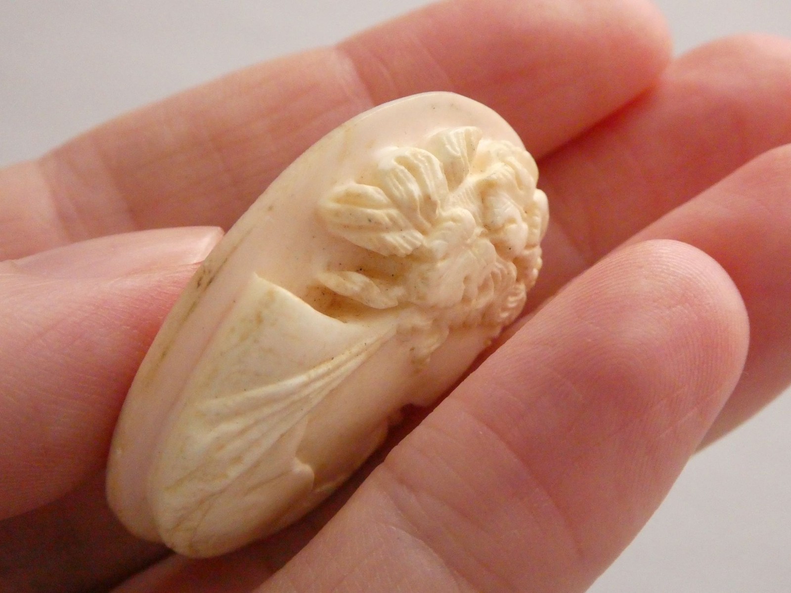 Vintage Loose Hand Carved Conch Shell Cameo Woman w Grape Leaves 39mm x 29mm 14g