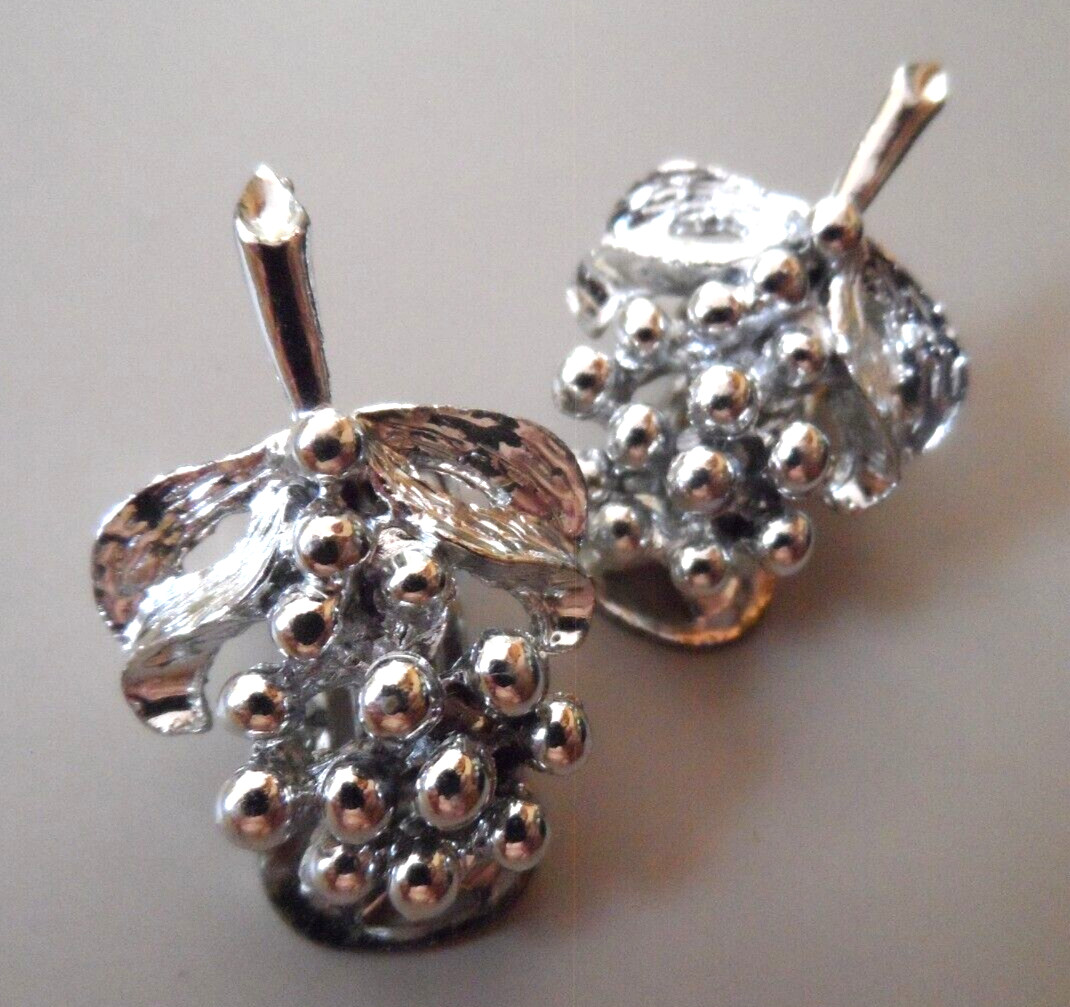 Vintage Earrings – SILVER TONE CLIP-ON BUNCH OF GRAPES