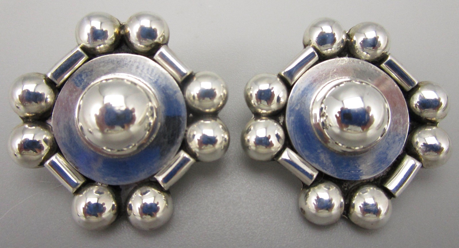 UNIQUE 1 1/” BRENDA SCHOENFELD “LOS CASTILLO” STERLING SILVER BUTTON EARRINGS