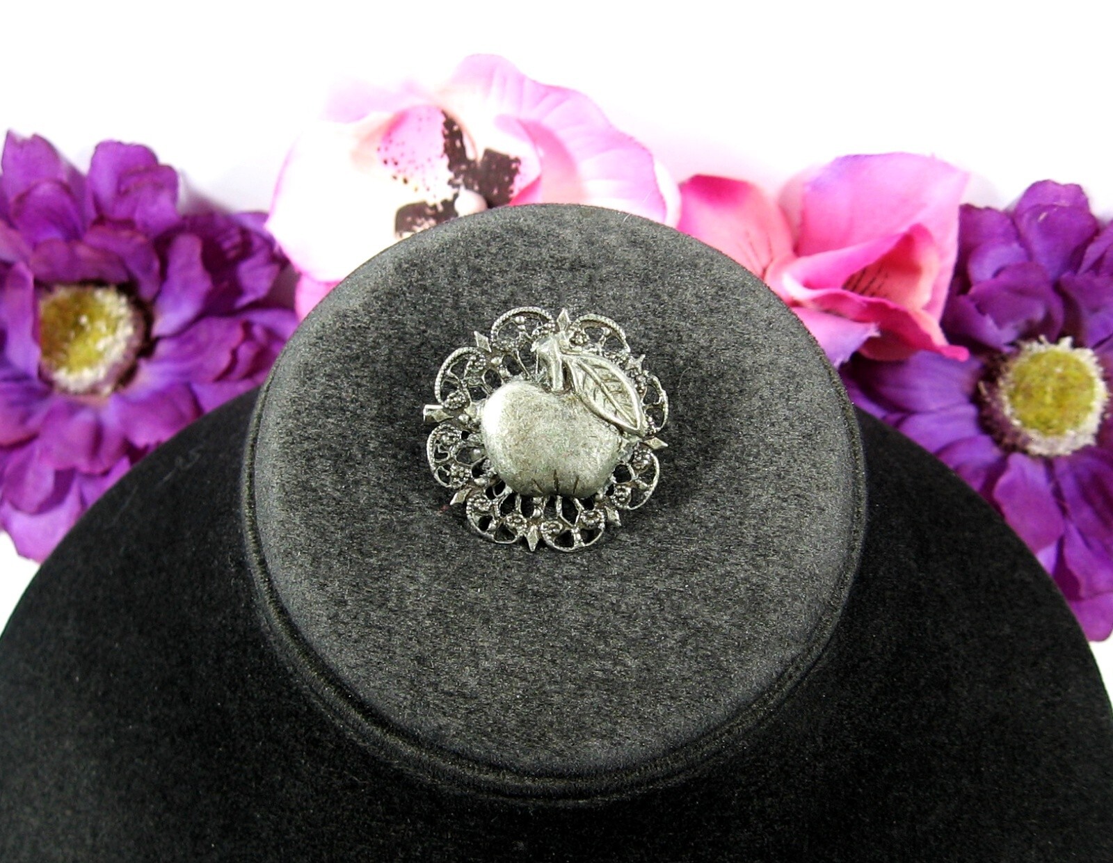 APPLE With Leaf On FILIGREE Brooch Vintage Scatter Pin Silvertone Round 1 1/4″