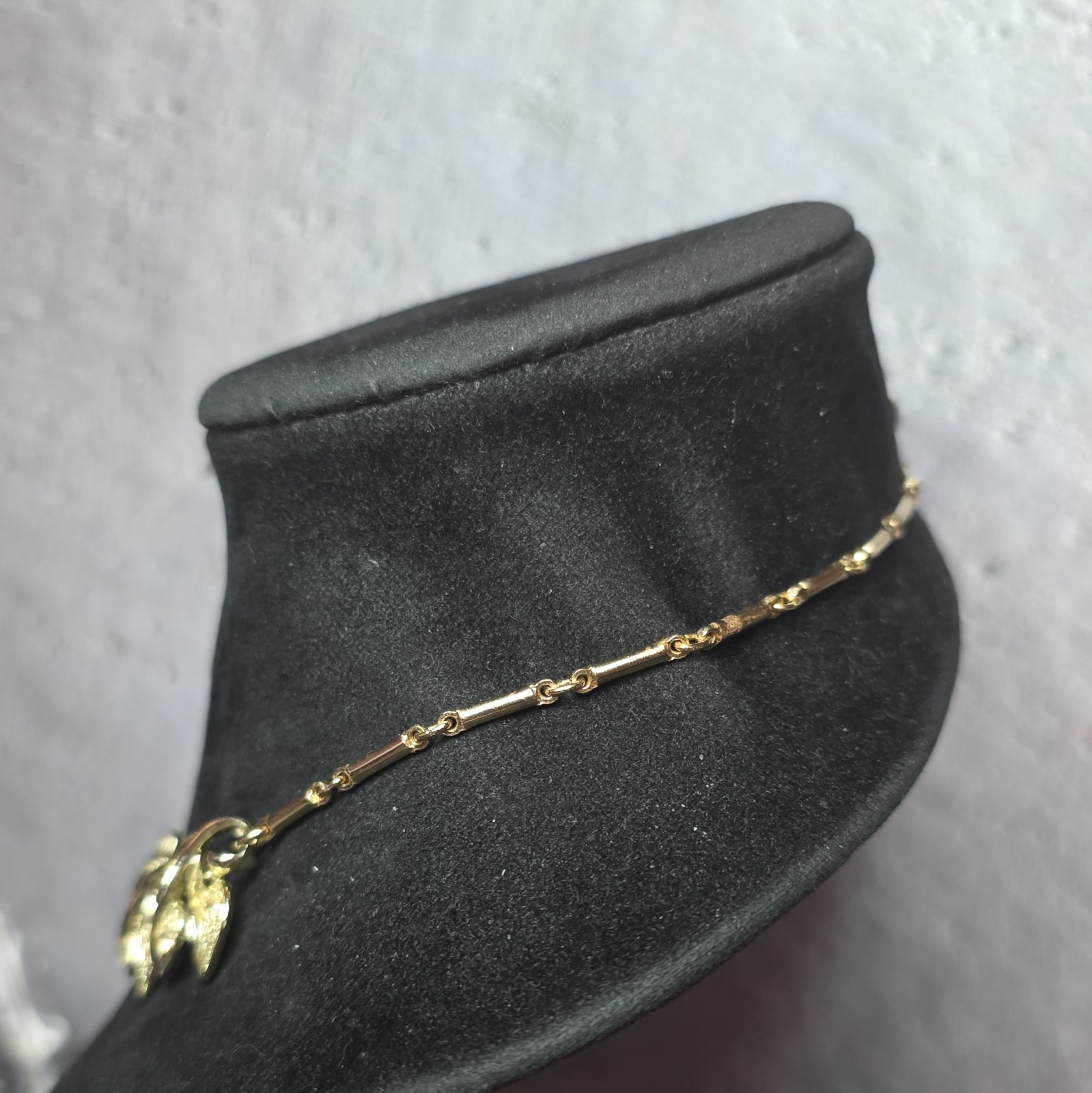Gold Tone Leaf Motif Choker Necklace with Bar Link Chain and Hook Closure
