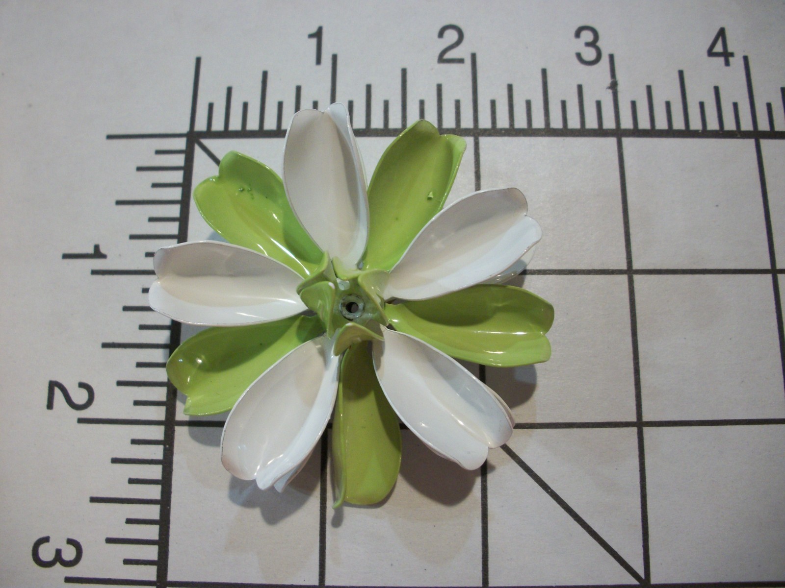 ViNTaGE MeTaL ENaMeL CuRLY PaLe LiMe GReeN/WHiTe/ LaRgE 2.25″ FLoWeR PiN (READ)