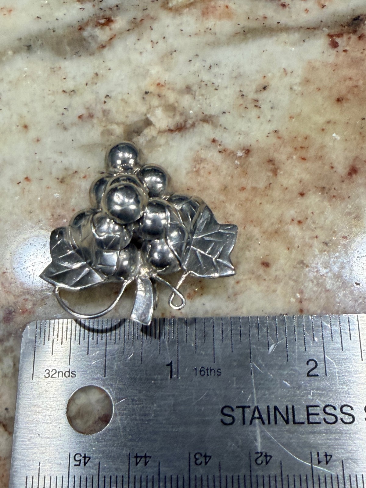 VINTAGE Sterling Silver Bunch of Grapes Brooch/Pin/Pendant 9g TW