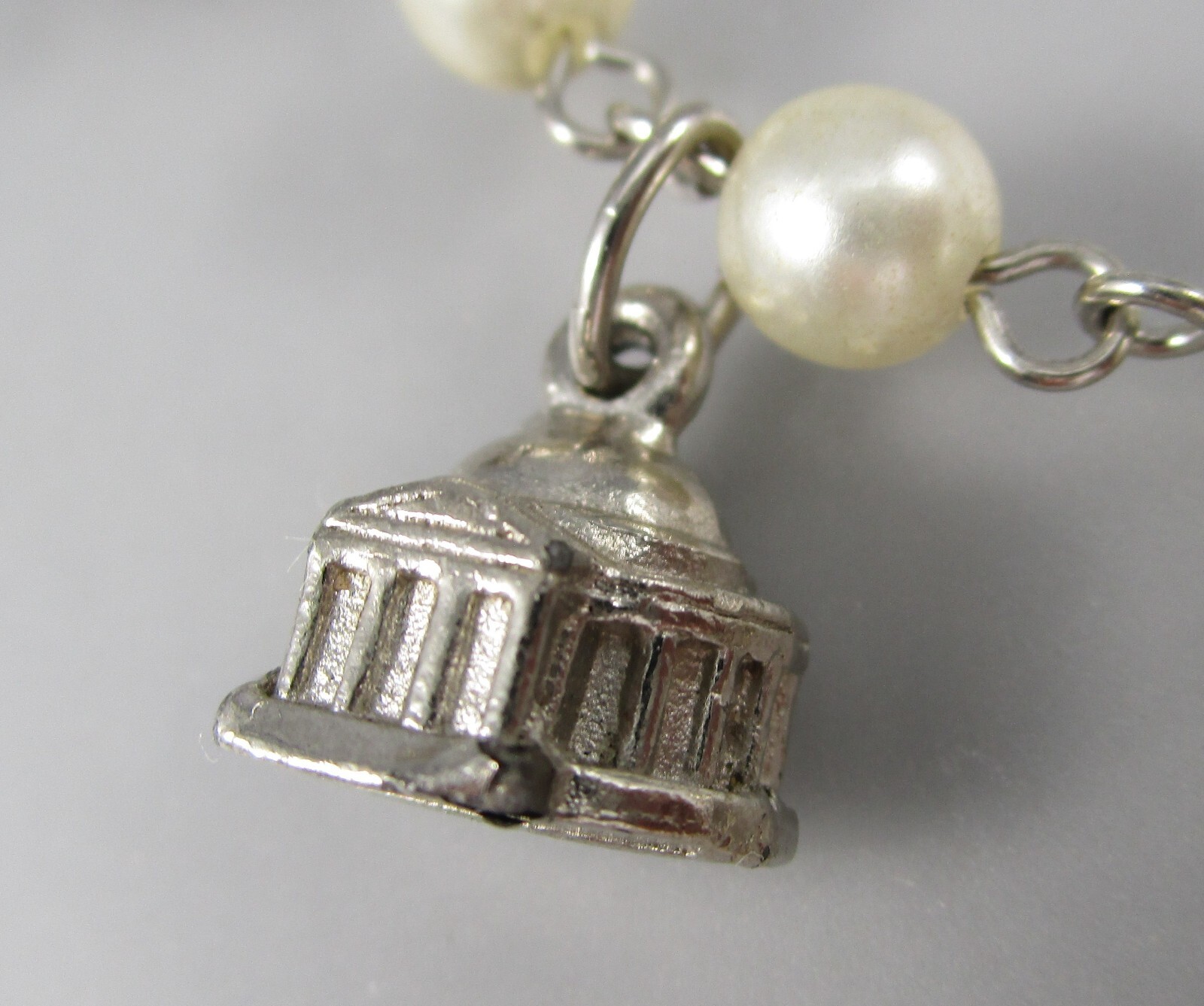 Vtg Washington DC Architecture Buildings Charm Souvenir Bracelet Faux Pearls 815