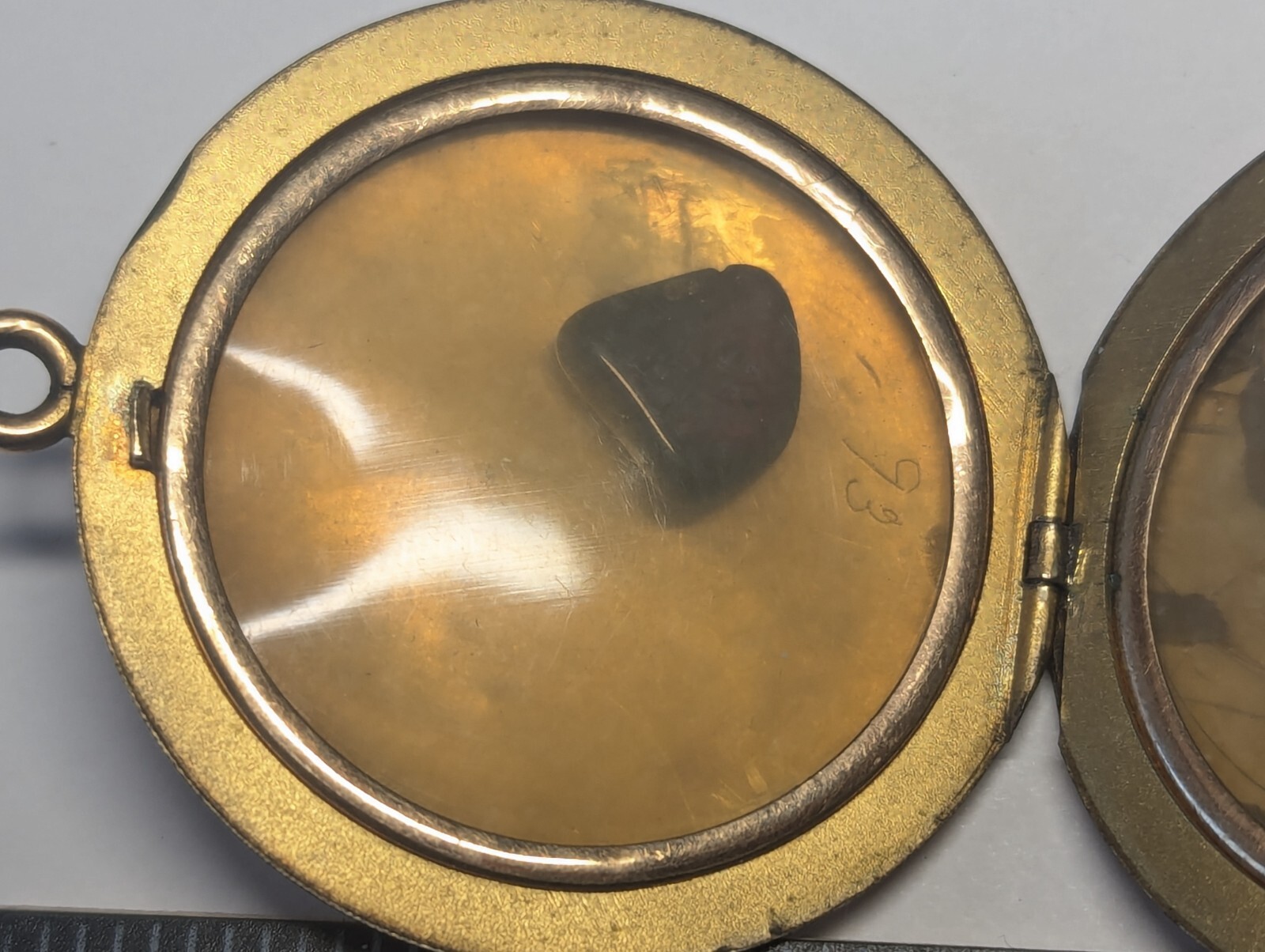 VINTAGE GOLD FILLED PHOTO PICTURE LOCKET PENDANT MONO ABOUT 1 10/16″ WIDE