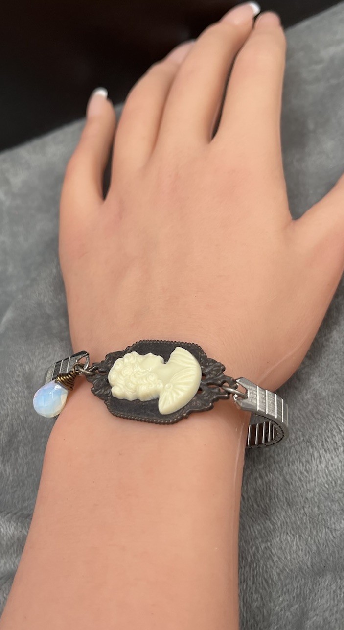 VTG. Cameo & Opalescent Bead OOAK Stretch Band Silver & Brass Tone Bracelet USA