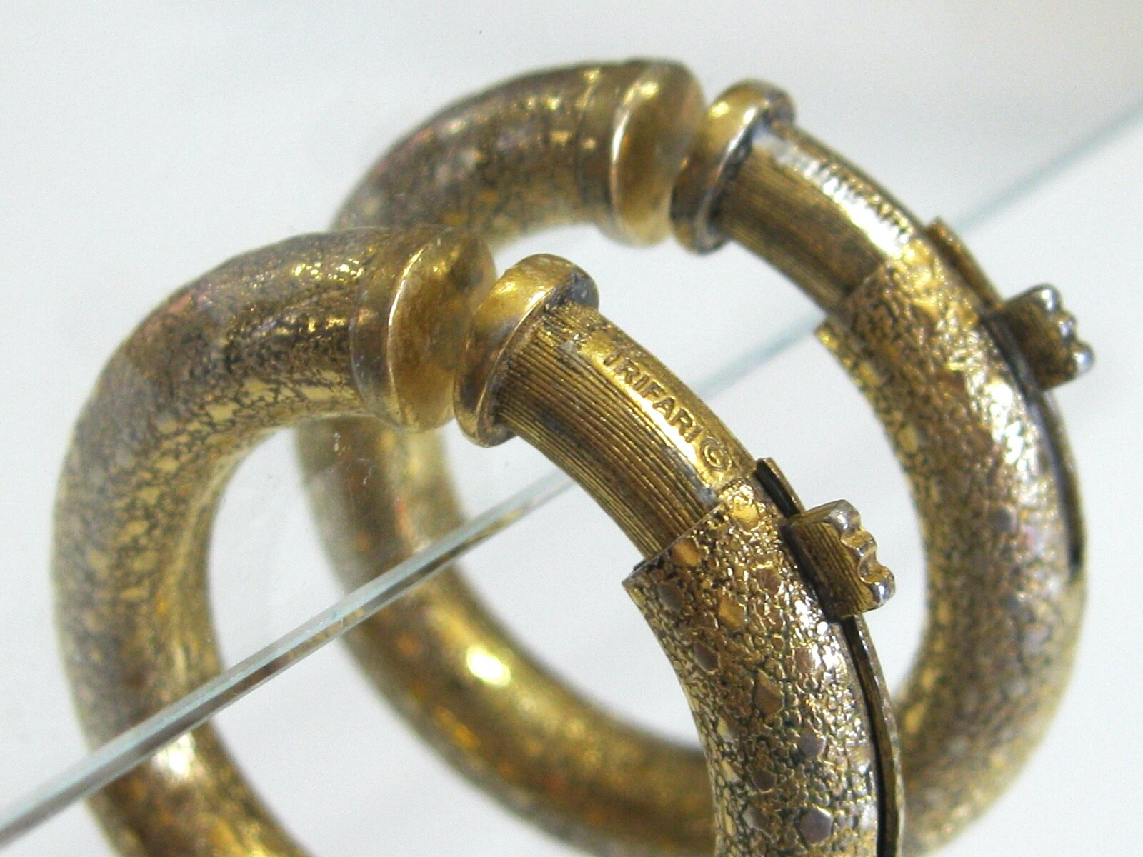 RARE VINTAGE MOD TRIFARI 1960 -1970’s SPRING TENSION CLIP TEXTURED HOOP EARRINGS