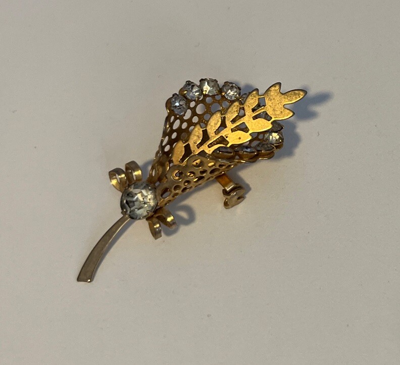 Vintage Retro Unsigned Rhinestone Flower Bouquet Gold Tone 3D Pin Brooch 2.25”