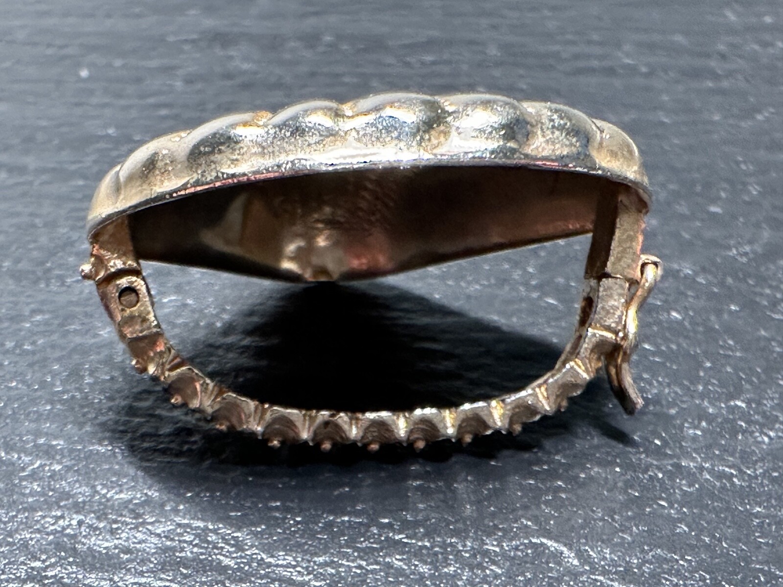 GOLD TONE SHELL SHAPED SCARF OR DRESS CLIP WITH SAFETY CLASP H354