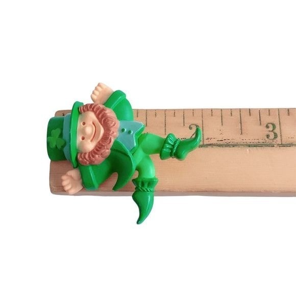 1982 Hallmark PIN St Patrick LEPRECHAUN Movement Vintage Irish Holiday Brooch