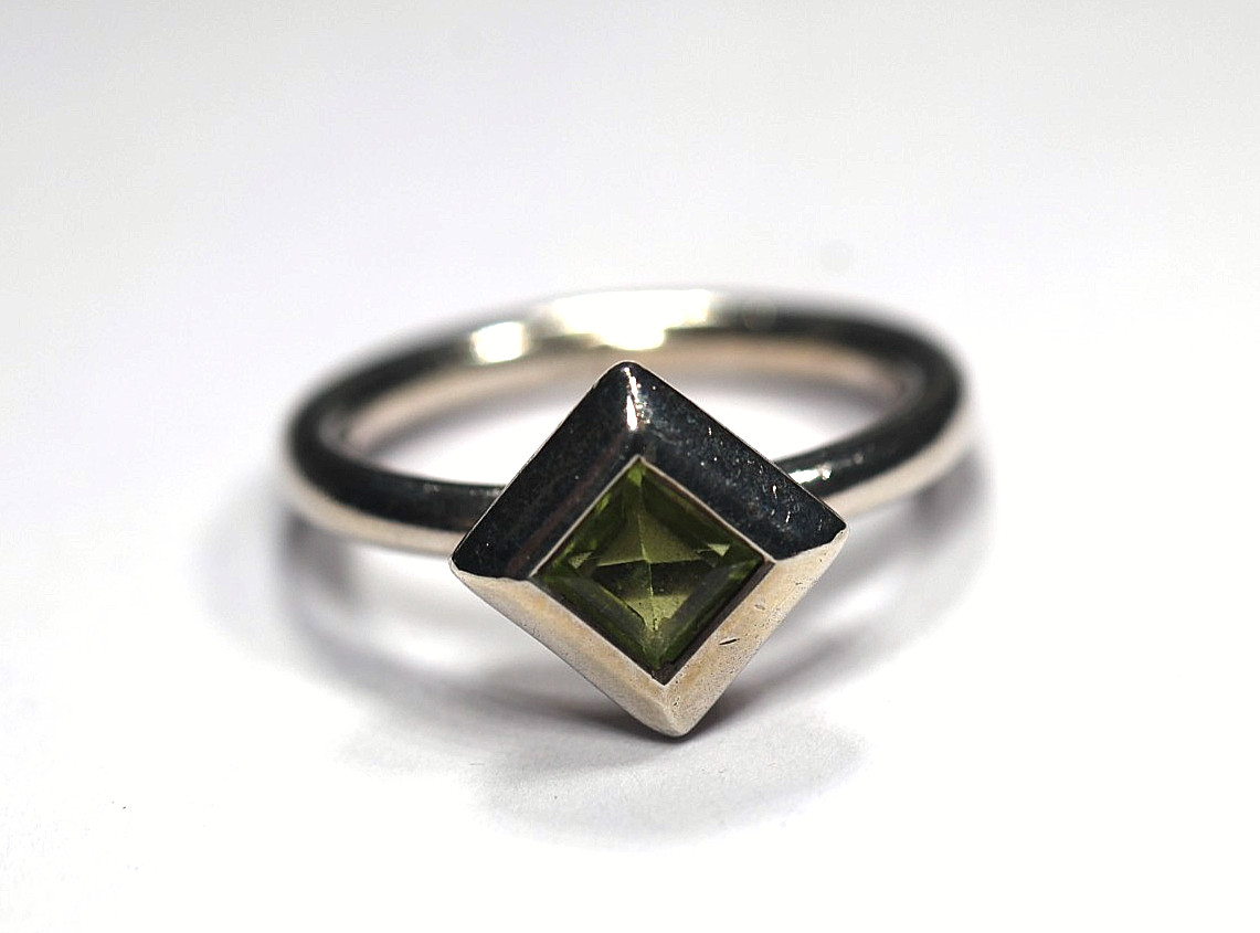 Vintage Thick 3mm Sterling Silver Peridot Solitaire Ring Size 6.75 – 5.3 grams