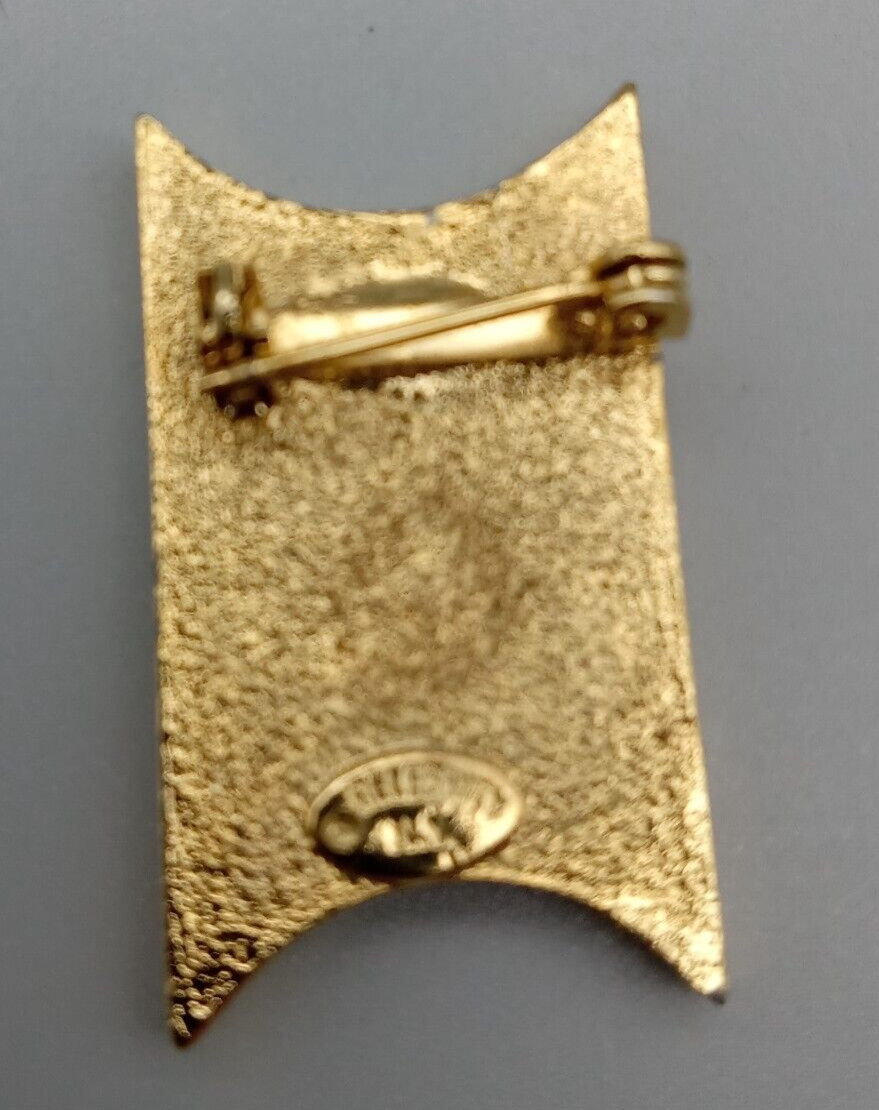 Celebrity NY Signed Initial Letter P Gold Tone Enamel Brooch Pin Vintage Estate