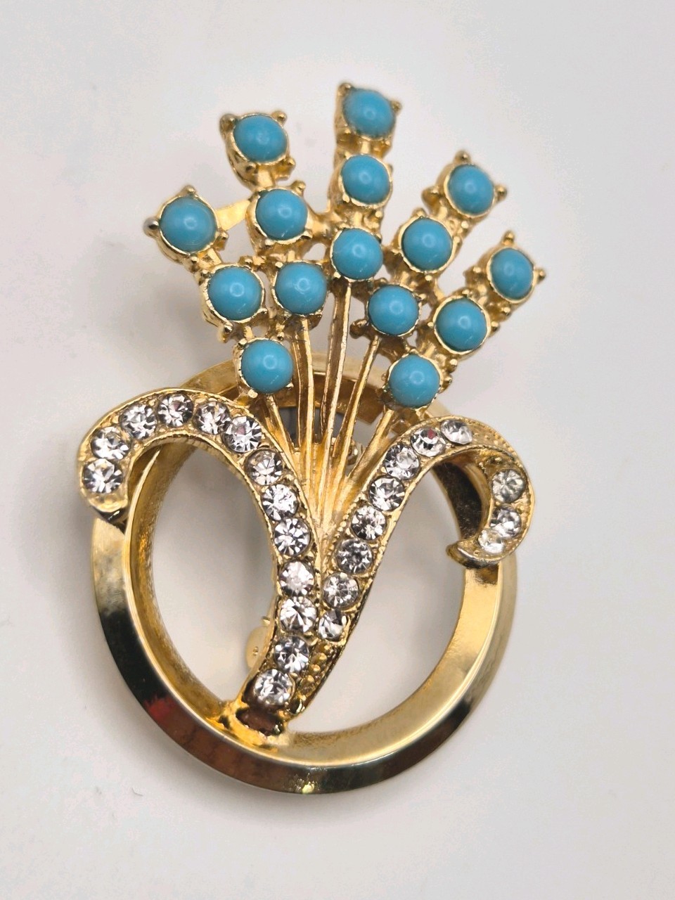 VINTAGE TURQUOISE GLASS CRYSTAL RHINESTONES GOLD TONE FLORAL BOUQUET BROOCH.
