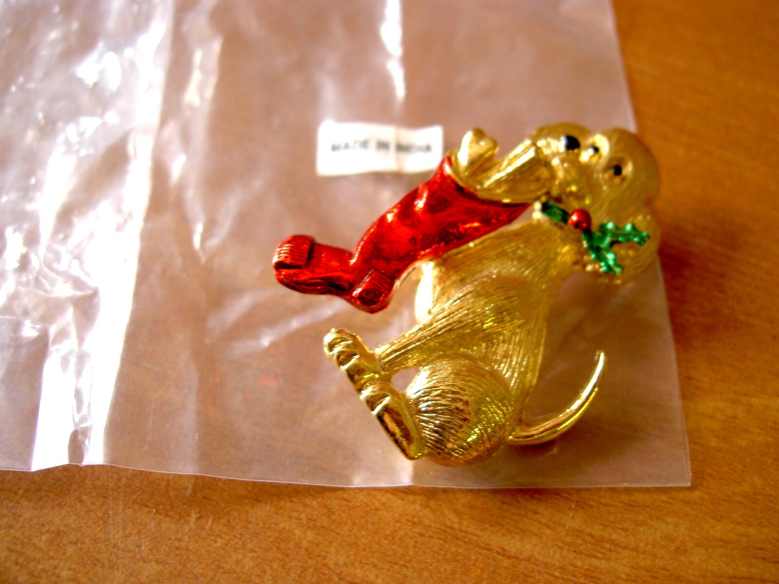 VINTAGE GERRYS CHRISTMAS GOLDPLATE PUPPY RED STOCKING PIN BROOCH COLLECT -1.9″
