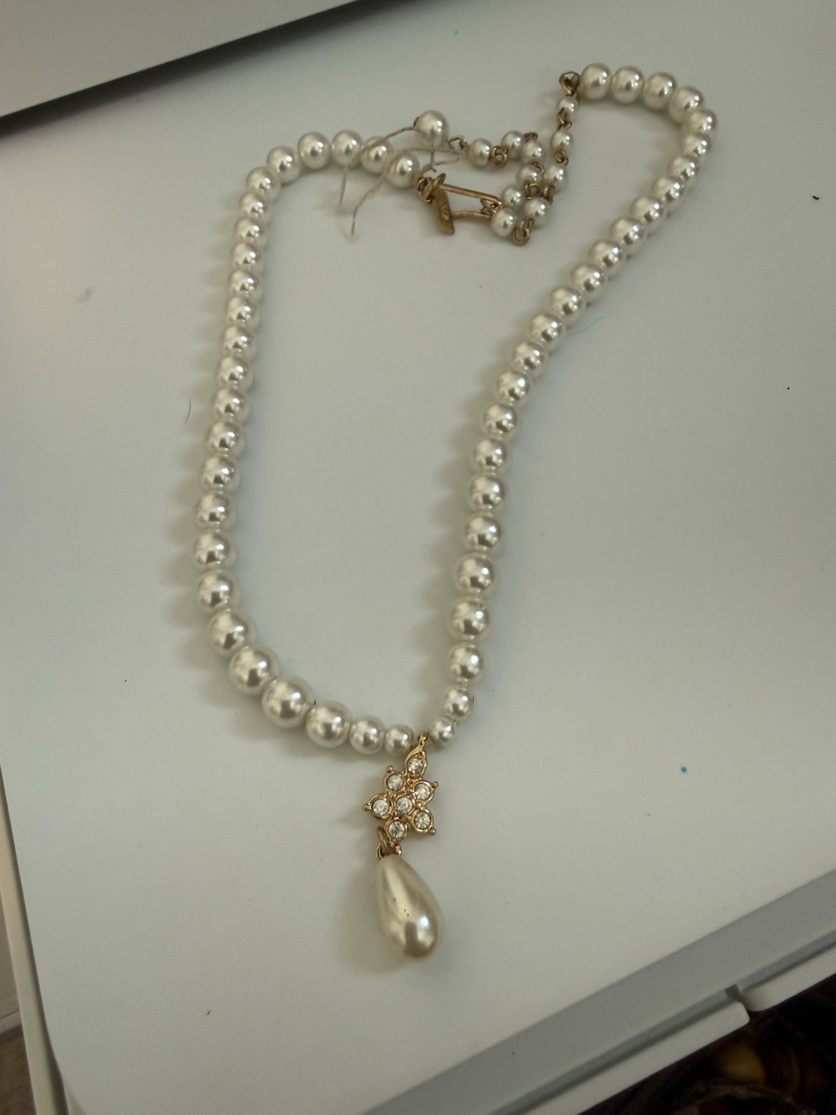 VTG 15-17” NAPIER FAUX PEARL NECKLACE W/FAUX PEARL PENDANT – Costume Jewelry