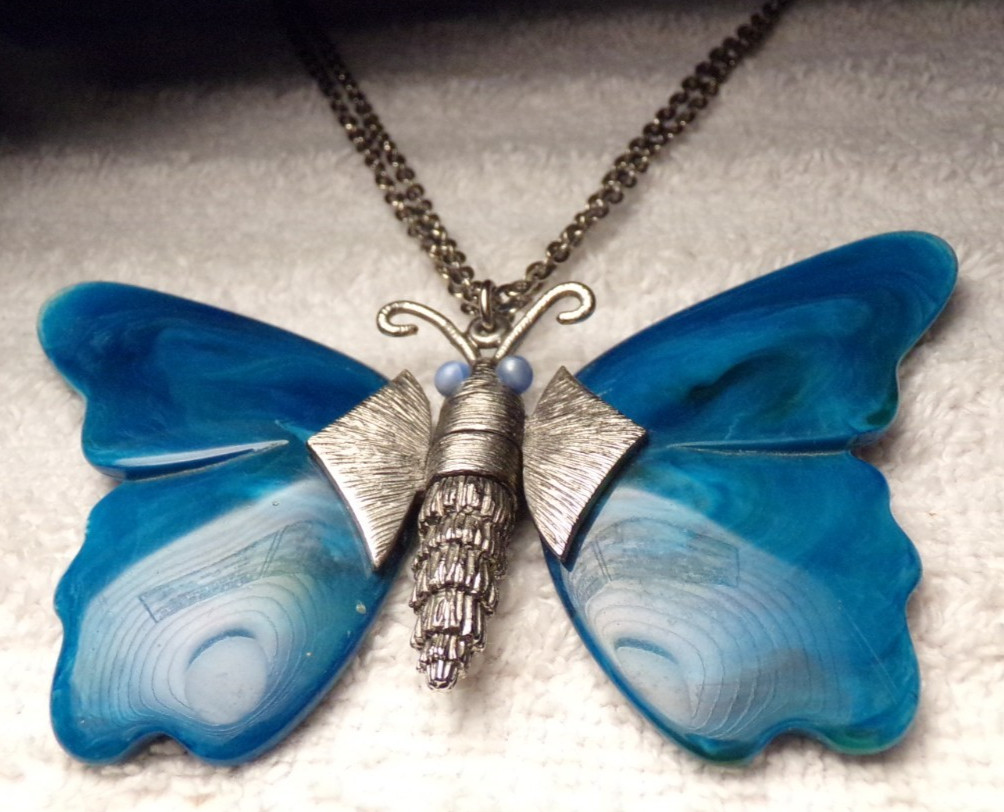 VTG 1960’S LARGE TURQUOISE ACRYLIC LUCITE SILVER TONE ACTION BUTTERFLY NECKLACE