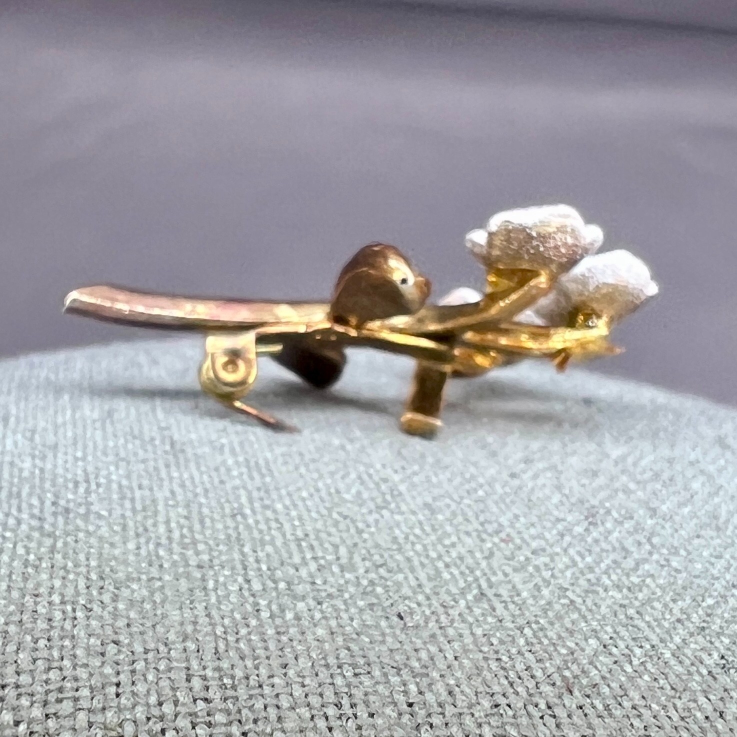Vintage Roses On Stem Floral 1.5″ Brooch Gold Tone Light Purple Pink White