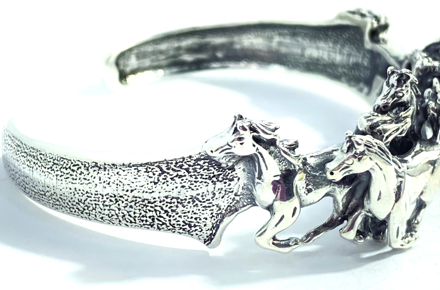 Vintage Sterling Silver 3D Galloping Horses Textured Cuff Bracelet 2 3/8″
