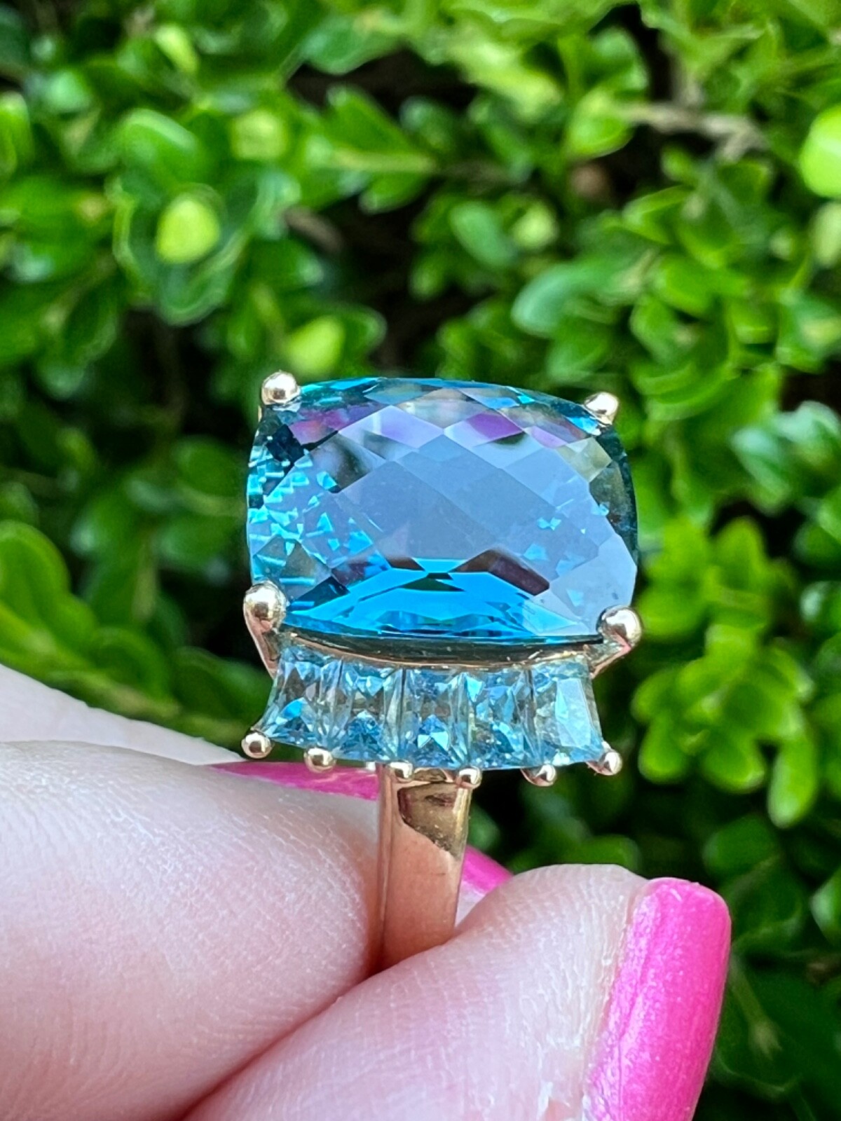 VINTAGE 14K GOLD FACETED DEEP TEAL LONDON BLUE AND LIGHT SWISS BLUE TOPAZ RING