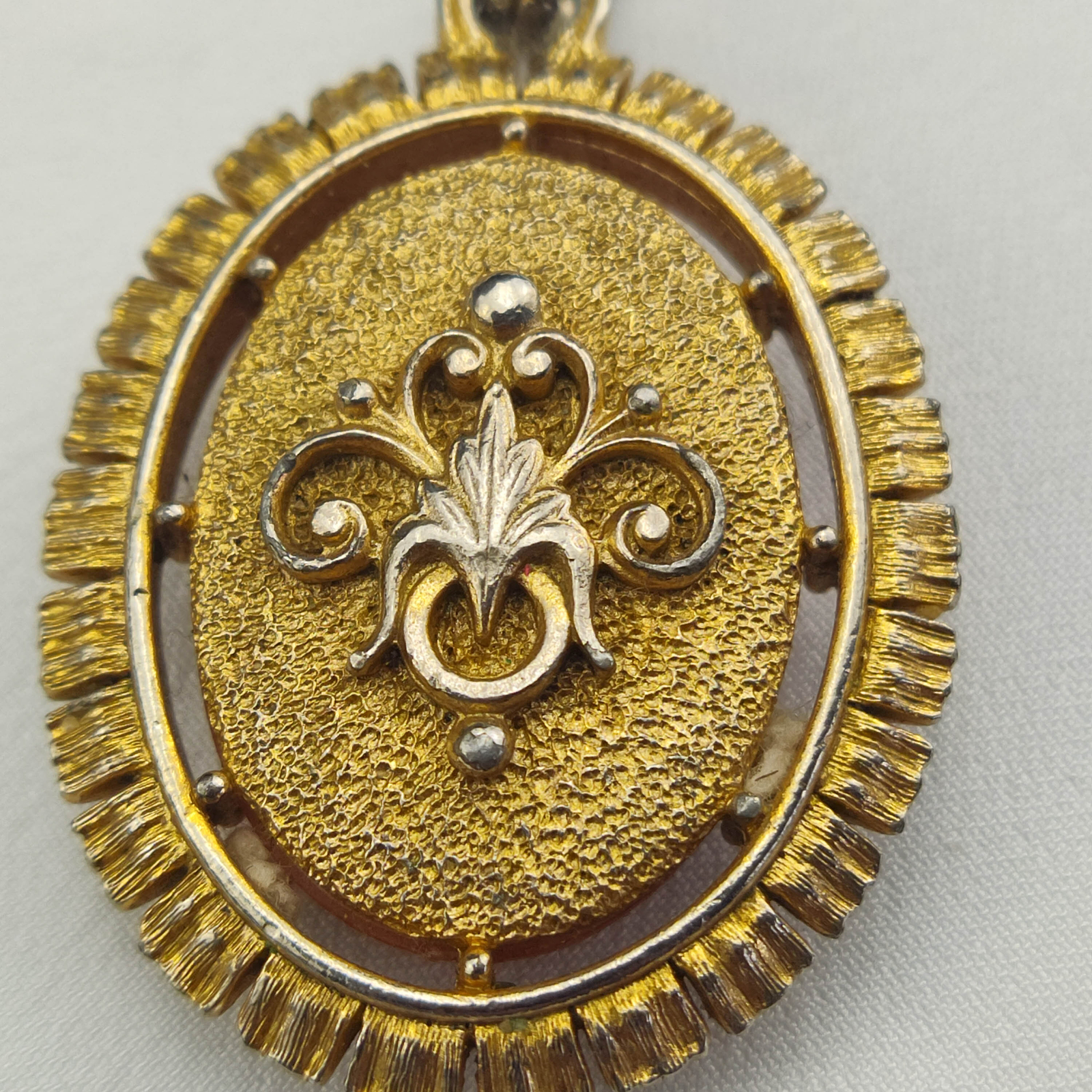 1950s Vintage Cameo Pendant in a Gold Frame with White on Red Bakelite – 1930s
