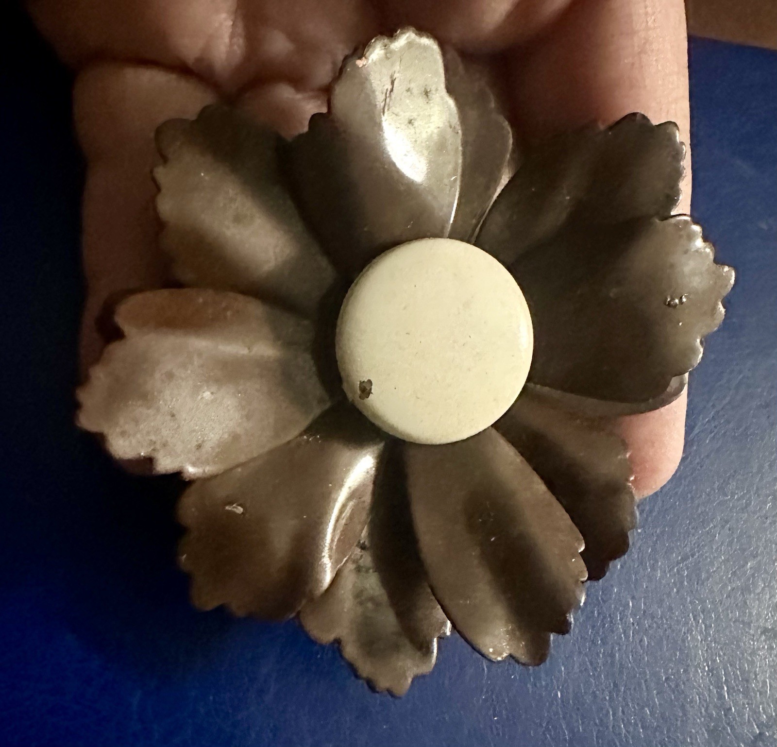 BROWN & WHITE Enamel LARGE Flower Pin Brooch Vintage