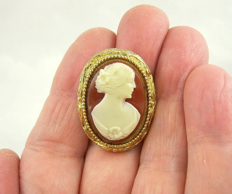 Vintage Cameo Brooch Off White Brown Goldtone