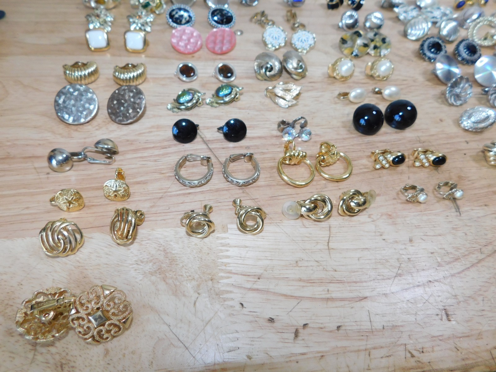 99 Pair Chunky Statement Clip Earrings 80’s Costume Gold Toned Enamel, 3/106