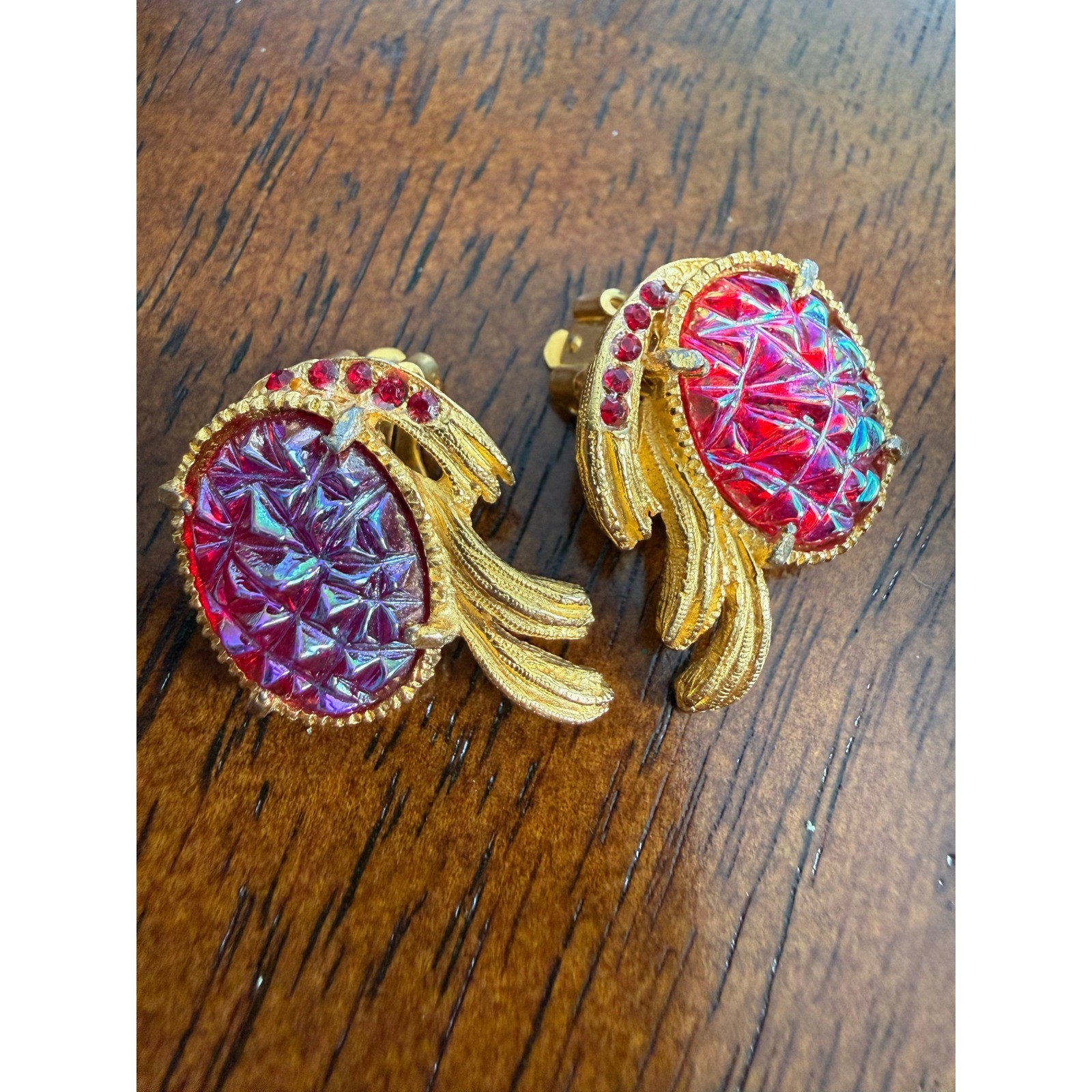 Vintage Gold Tone Iridescent Red Glass Brooch and Clip On Earrings Jewelry Set