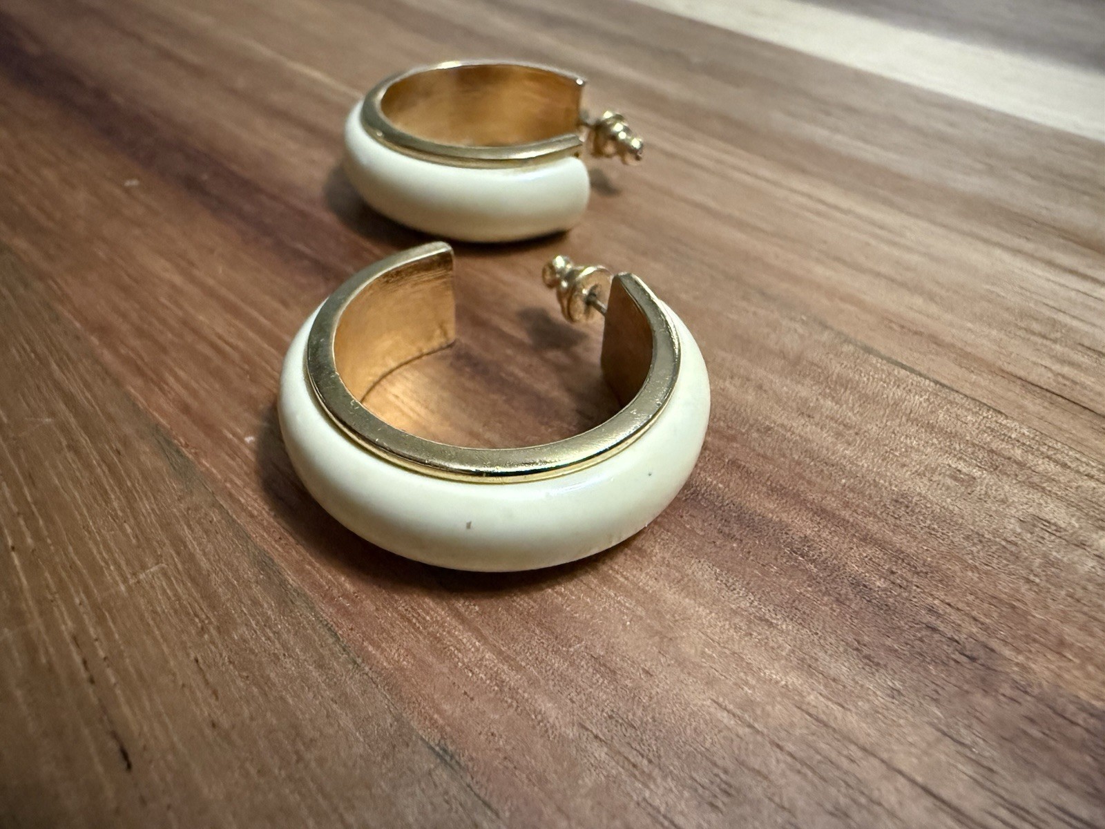 Vintage RARE Avon 1” Hoop Earrings Cream Ivory And Gold Tone Iconic 90’s