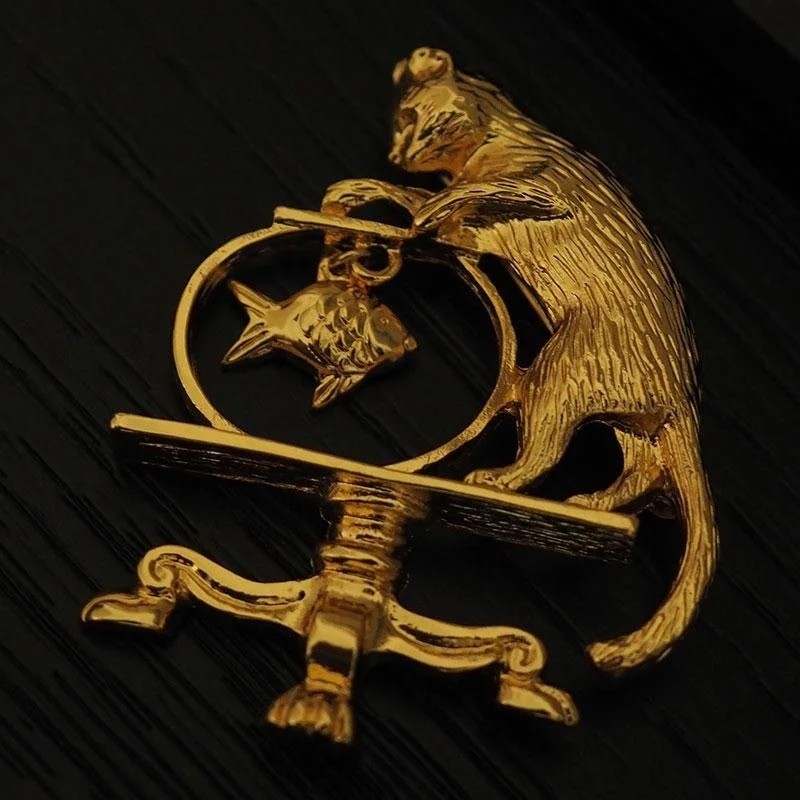 Vintage Cat Fishing Brooch Gold Plated Animal Pin Retro Cute Zinc Alloy Jewelry