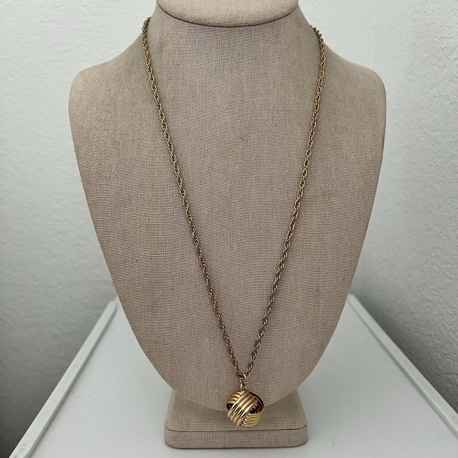 Vintage Gold Tone Ribbed Love Knot Pendant intertwine Necklace Chunky Rope Chain
